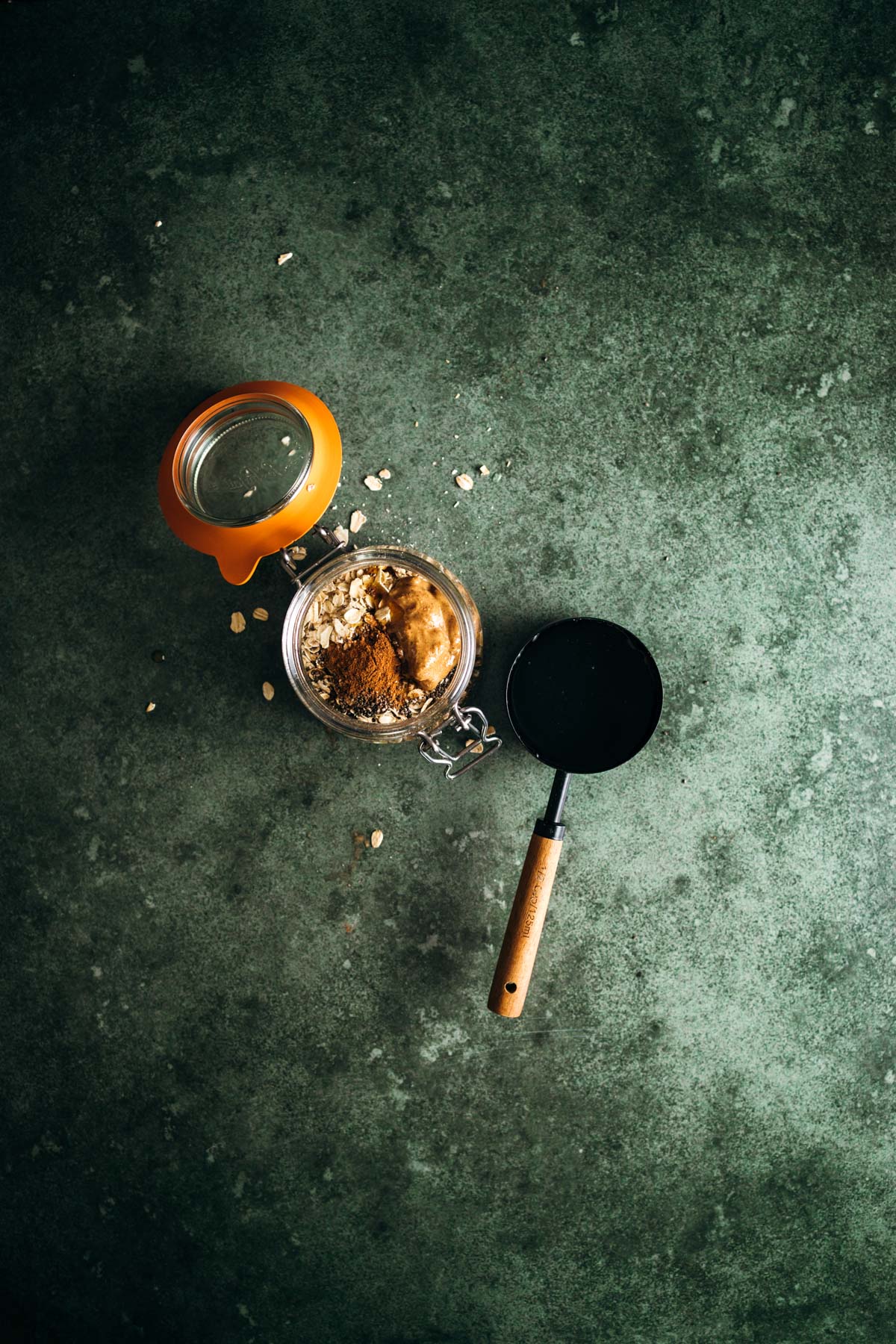 Step-by-step instructions for overnight oats with water.